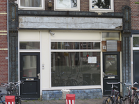 906294 Gezicht op de winkelpui van het pand Bilderdijkstraat 5-5bis te Utrecht. In het pand was voorheen een filiaal ...